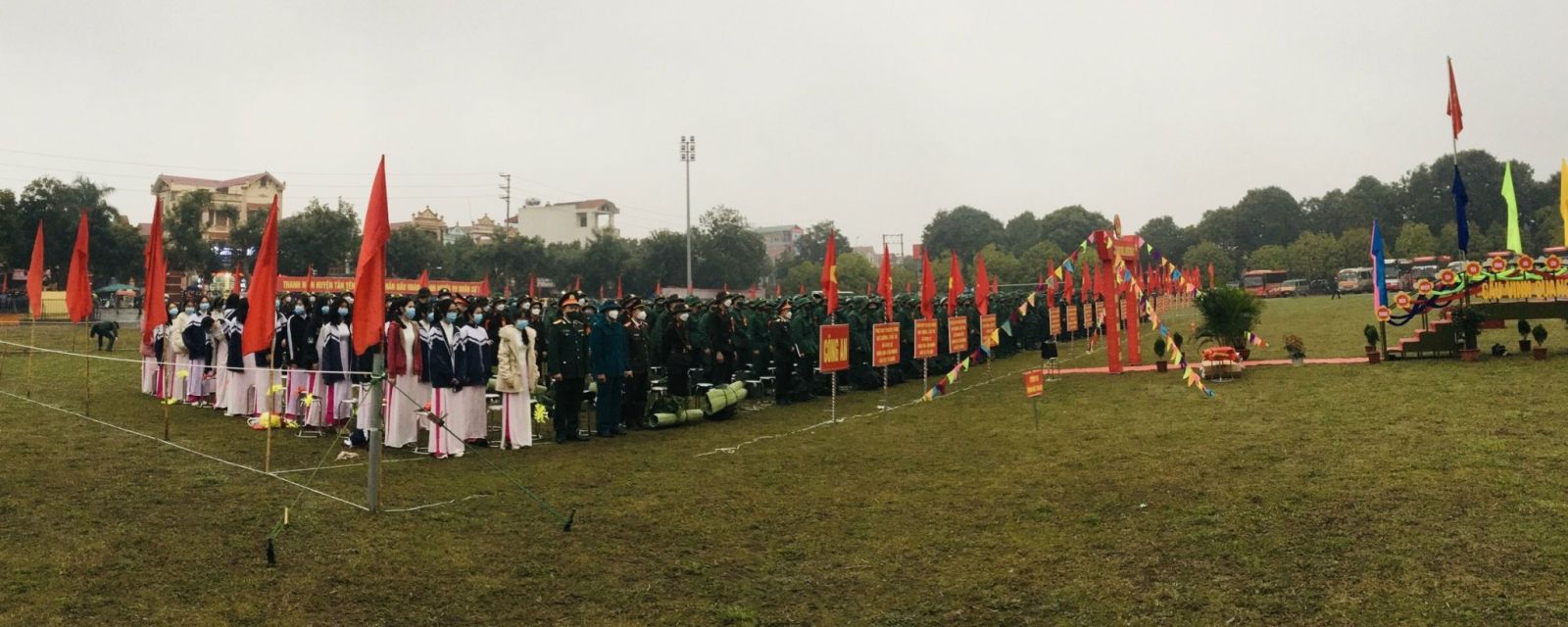 Các công dân nhập ngũ năm 2022 tràn đầy khí thế, hăng hái của tuổi trẻ quyết tâm lên đường bảo vệ Tổ quốc.