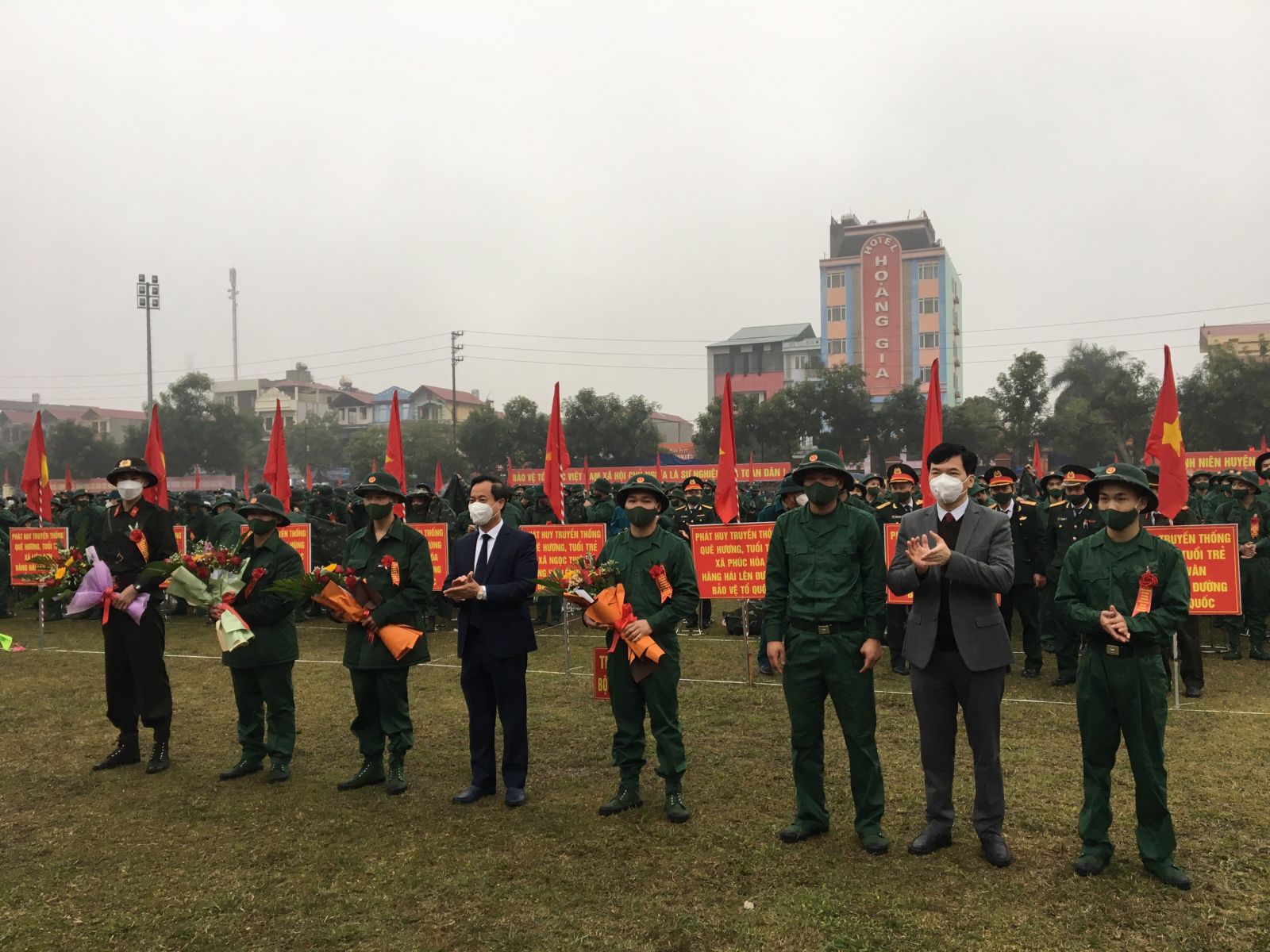 Đồng chí Đinh Đức Cảnh – TUV, Bí Thư Huyện ủy, Chủ tịch HĐND huyện, Đồng chí Nguyễn Viết Toàn - Phó Bí thư Huyện ủy, Chủ tịch UBND huyện tặng hoa chúc mừng các tân binh nhập ngũ