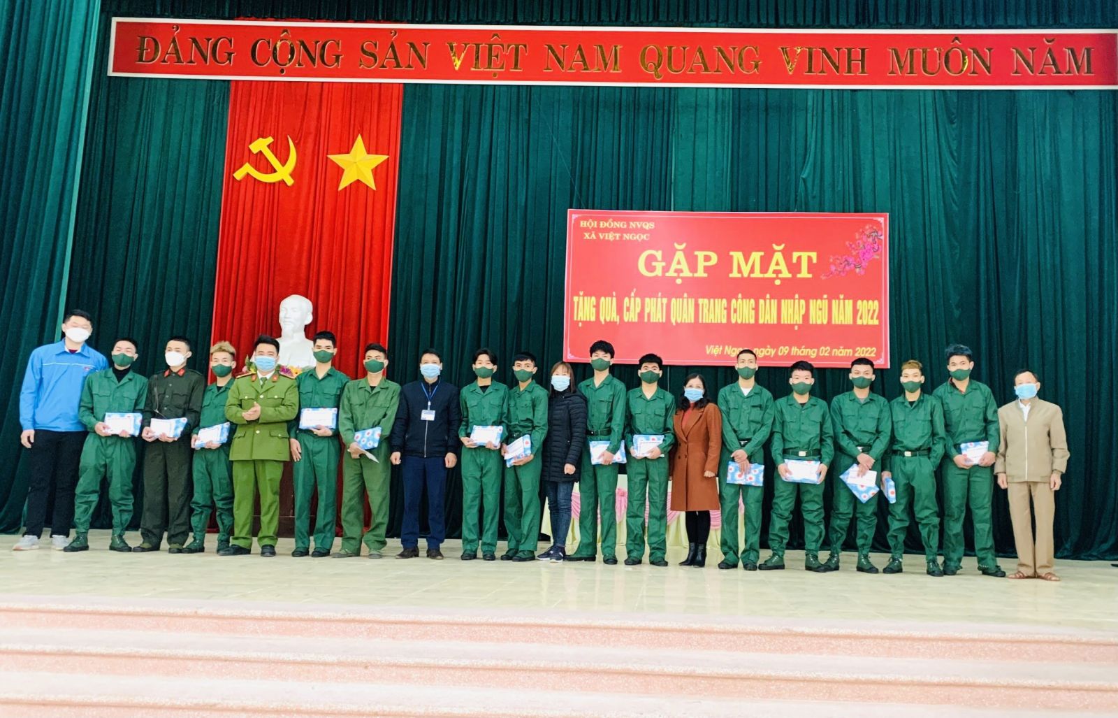 Công an huyện phối hợp UBND các xã, thị trấn tổ chức gặp mặt tặng quà động viên tinh thần công dân có lệnh gọi chuẩn bị lên đường nhập ngũ