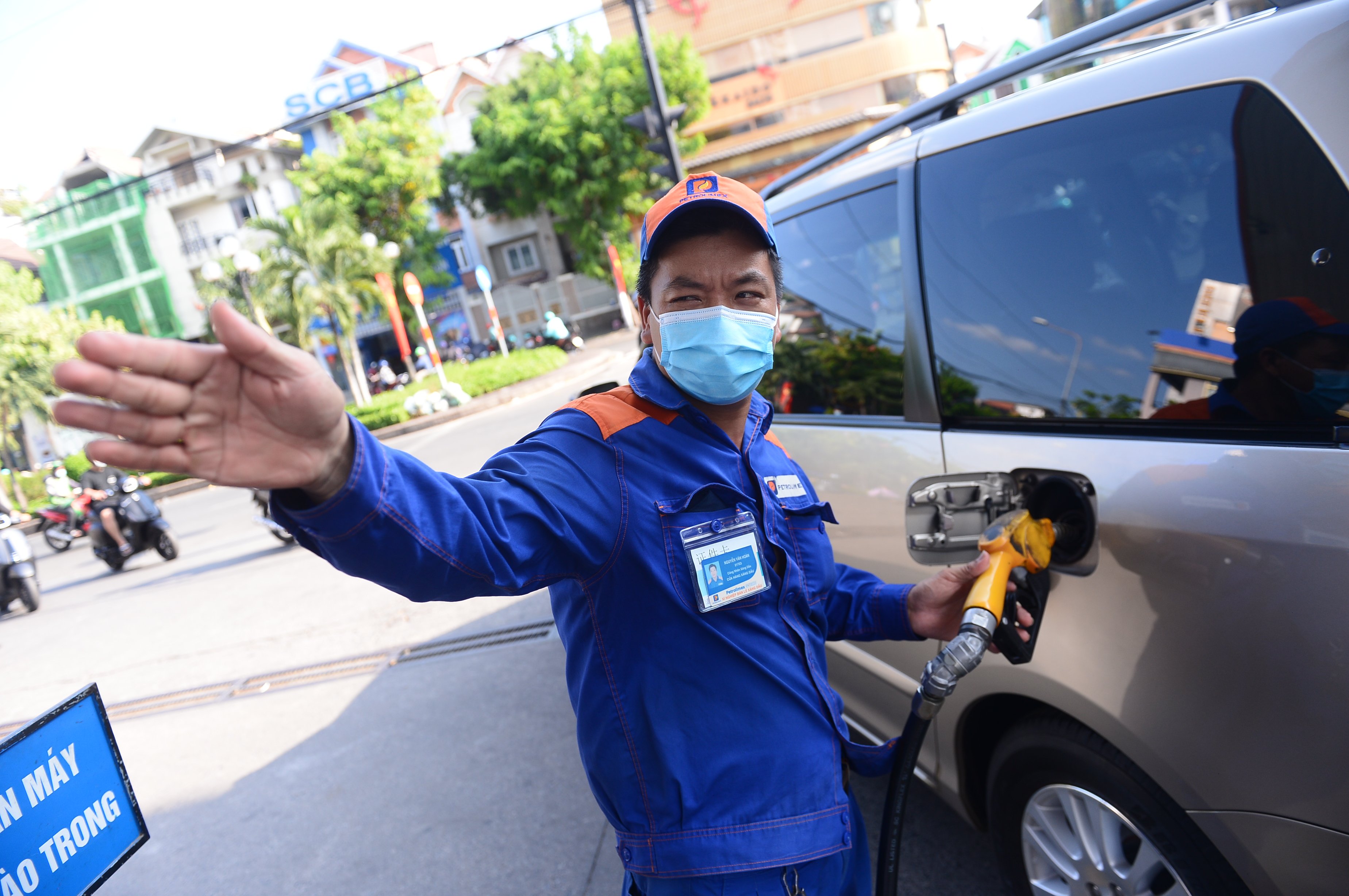 Giá xăng dầu động loạt tăng mạnh từ 15h chiều nay 21/2. Ảnh minh họa.