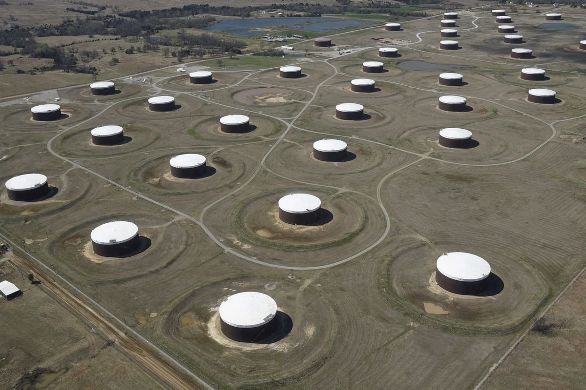 Các bồn chứa dầu thô tại trung tâm dầu khí Cushing, Oklahoma, Mỹ. (Nguồn: Reuters)