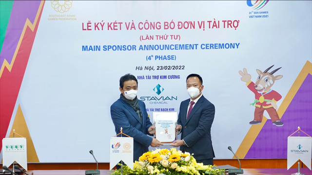 Ông Hoàng Đạo Cương trao chứng nhận Nhà tài trợ Kim cương cho ông Đinh Đức Thắng - Chủ tịch HĐQT Stavian Hóa Chất (1)