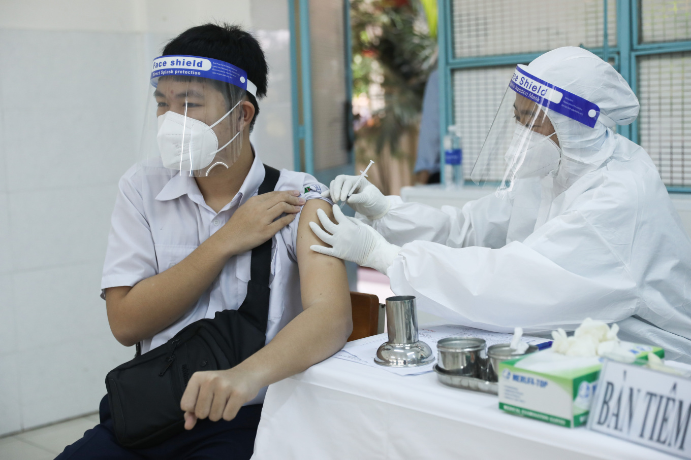 
Tiêm vaccine cho trẻ trên 12 tuổi tại trường THPT Lương Thế Vinh (quận 1), ngày 27/10/2021. Ảnh: Quỳnh Trần