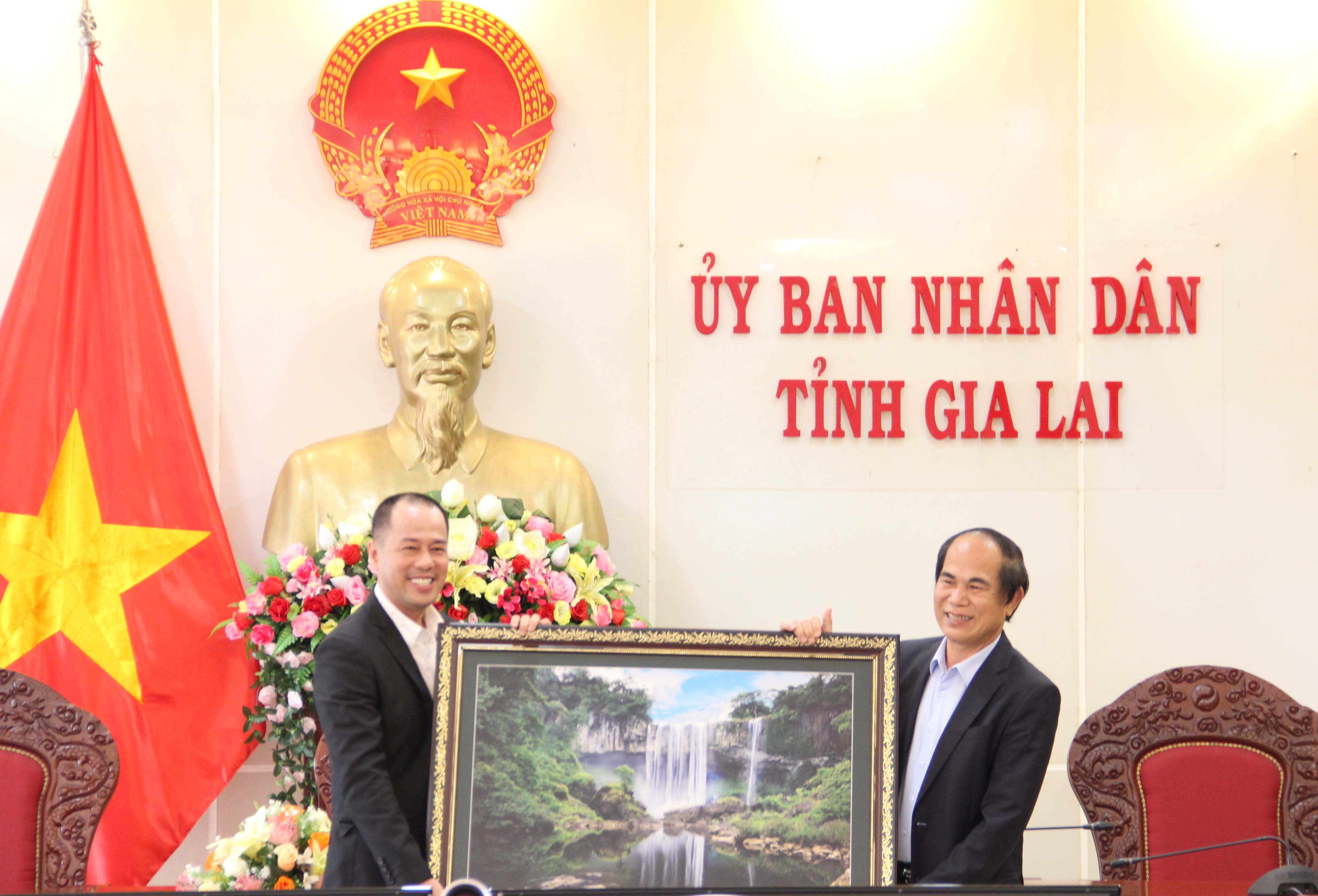 images3123510_Ch__t_ch_UBND_t_nh_Gia_Lai_V__Ng_c_Th_nh_t_ng_Tr__ng___i_h_c_s__ph_m_TP._H__Ch__Minh_b_c_h_nh_l_u_ni_m
