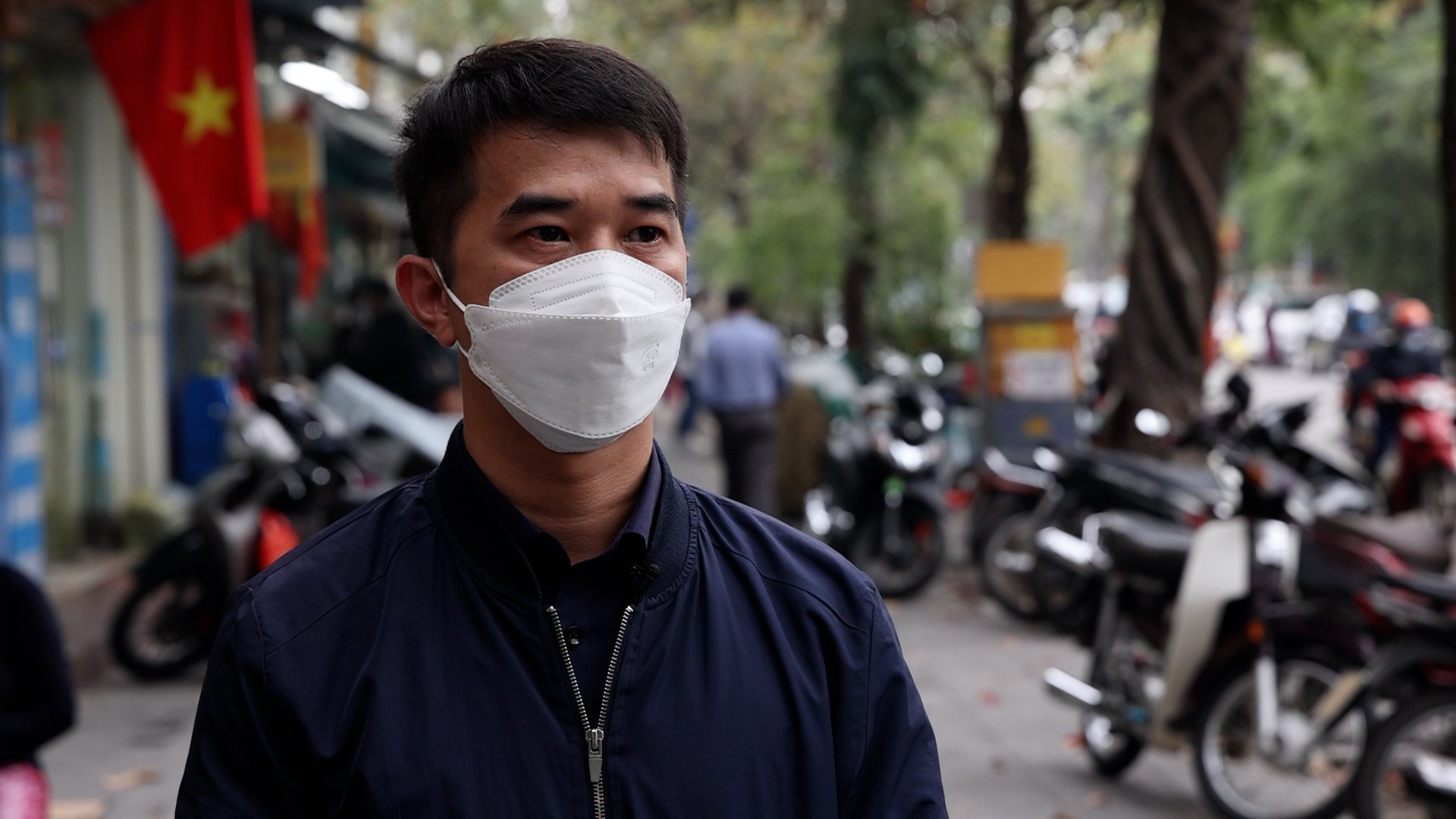 Ông Vũ Tuấn Cường, Phó Giám đốc Urenco 2 trao đổi về việc thu gom chất thải từ các f0 điều trị tại nhà.