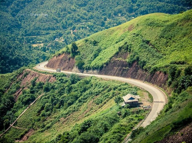 Những cung đường đèo cùng cảnh sắc thiên nhiên hùng vĩ của Khánh Sơn đắm say lòng người.