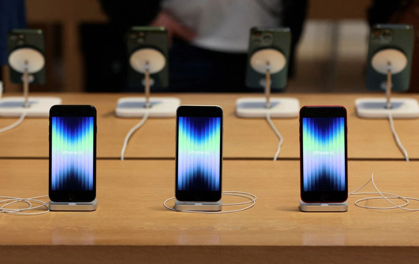 Điện thoại iPhone SE được trưng bày tại Apple Store. Ảnh: Reuters.