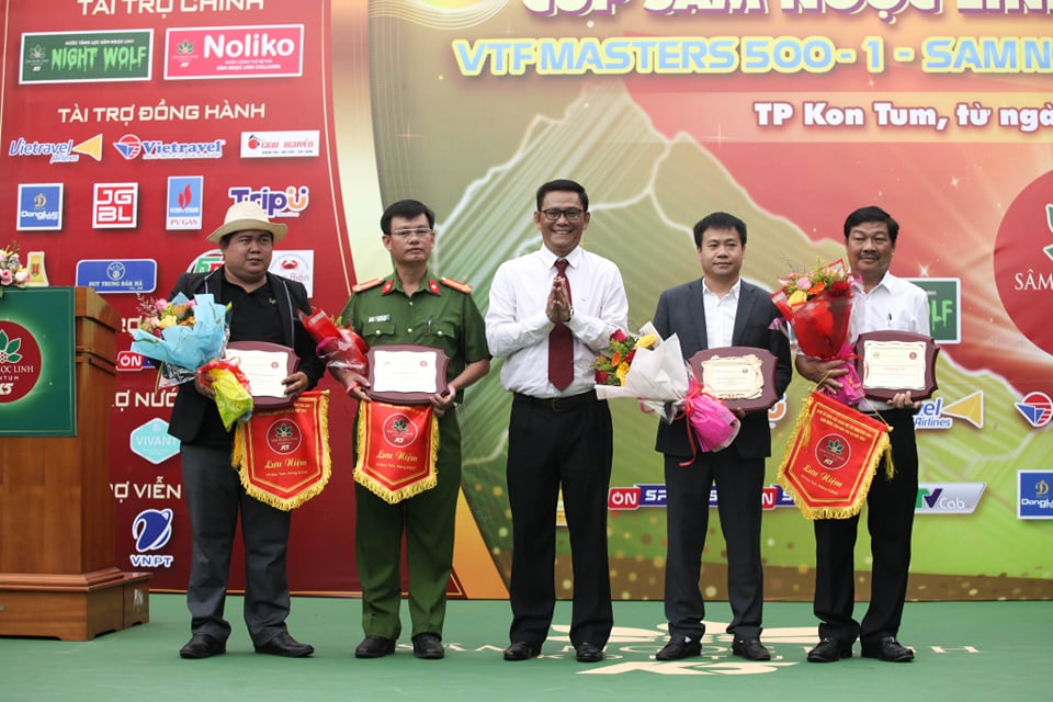 Ban tổ chức tặng hoa, kỷ niệm chương các nhà tài trợ.