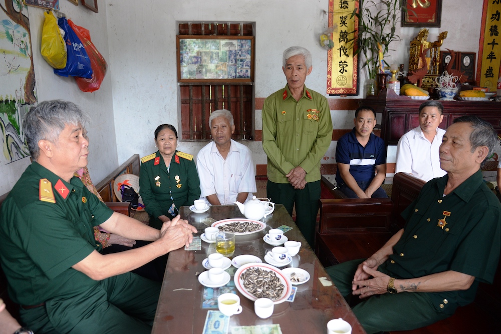 4. Đại diện cấp ủy, chính quyền địa phương có mặt tại buổi thăm hỏi tặng quà cho gia đình CCB Phùng Thị Tâm