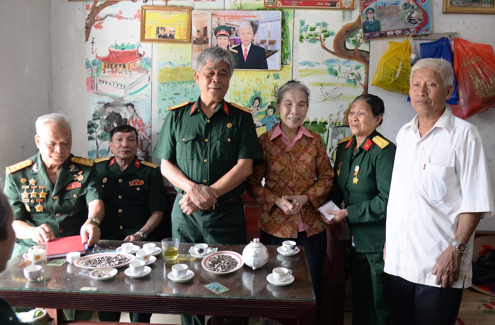 1. Hội truyền thống Trường Sơn Bắc Giang, huyện Việt Yên và Bà Đào Thị Bích Việt (nhà làm từ thiện) tới thăm và tặng quà cho gia đình CCB Phùng Thị Tâm