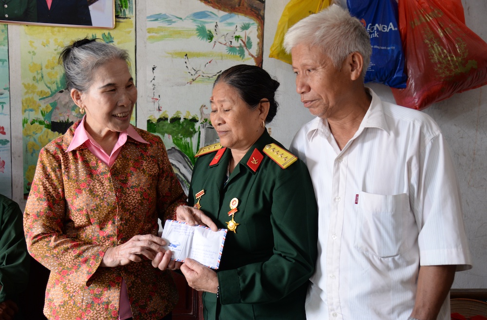 2. Bà Đào Thị Bích Việt 79 tuổi, Chủ nhiệm CCL Thơ ca Tăng Tiến  Việt Yên Bắc Giang thăm và tặng quà cho CCB Phùng Thị Tâm
