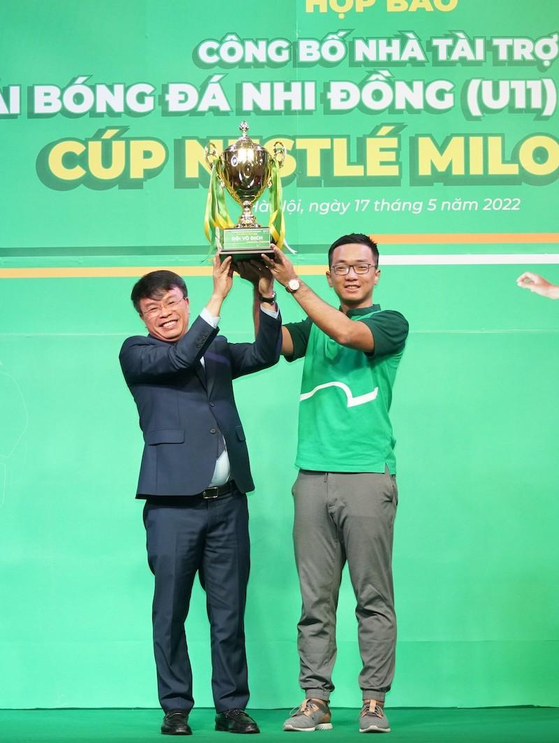 Đại diện nhãn hàng Nestlé MILO, ông Vũ Nam Hà trao gửi chiếc cúp mùa giải 2022 cho Trưởng Ban tổ chức Giải