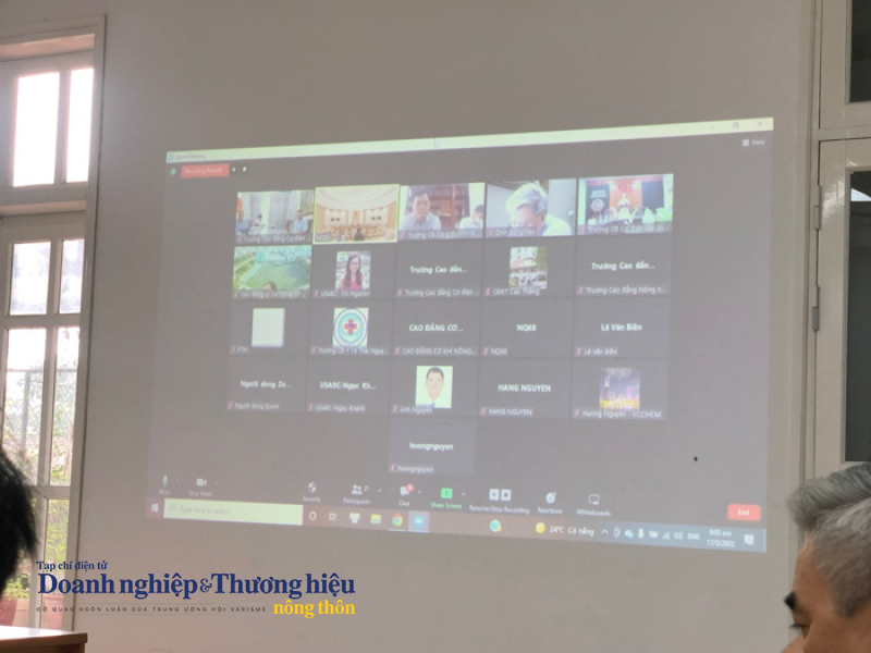 Các đại biểu địa phương ngoài Hà Nội tham gia họp trực tuyến trên phần mềm Zoom