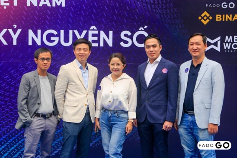 Ông Phạm Tấn Đạt - Tổng Giám đốc Fado Group (thứ 2 từ trái sang) và Ông Huy Nguyễn - CEO KardiaChain, Phó Chủ tịch hiệp hội Blockchain (thứ 2 từ phải sang) cùng các đại biểu chụp hình tại sự kiện.