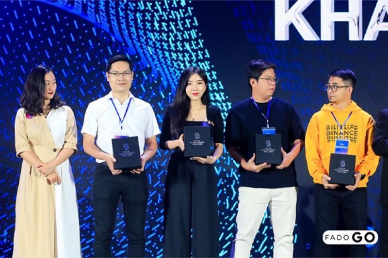 Phó Tổng Giám đốc Phạm Thị Ngọc Anh đại diện Fado Group nhận quà từ Hiệp hội Blockchain Việt Nam