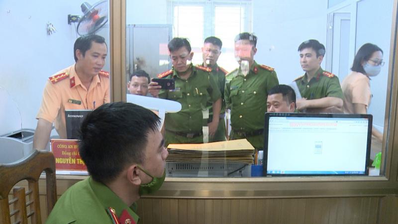 Thực hành đăng ký, cấp biển số xe mô tô, xe gắn máy (kể cả xe máy điện) tại Công an huyện Vũ Thư, tỉnh Thái Bình.