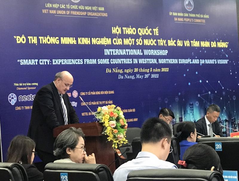 Hình 1. Ngài Đại sứ Cộng hoà Áo tại Viêt Nam Hans-Peter Glanzer chia sẻ về kinh nghiệm, mô hình thực tế giao thông thông minh tại Áo.