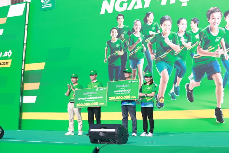 Trong sự kiện Ngày hội đi bộ 2022, Nestlé MILO trao tặng cho Quỹ phát triển thể thao và Quỹ khuyến học tỉnh Khánh Hòa với tổng giá trị 500 triệu đồng