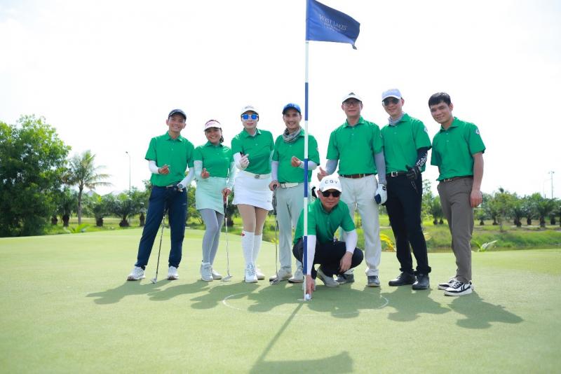 Golfer Lê Trường Giang may mắn ghi điểm HIO tại hố số 8 với phần thưởng 100 triệu tiền mặt đến từ Tập đoàn Trần Anh, 1 thẻ member 1 năm sân West Lakes, 1 năm mặc đồ thời trang golf cao cấp Noressy.