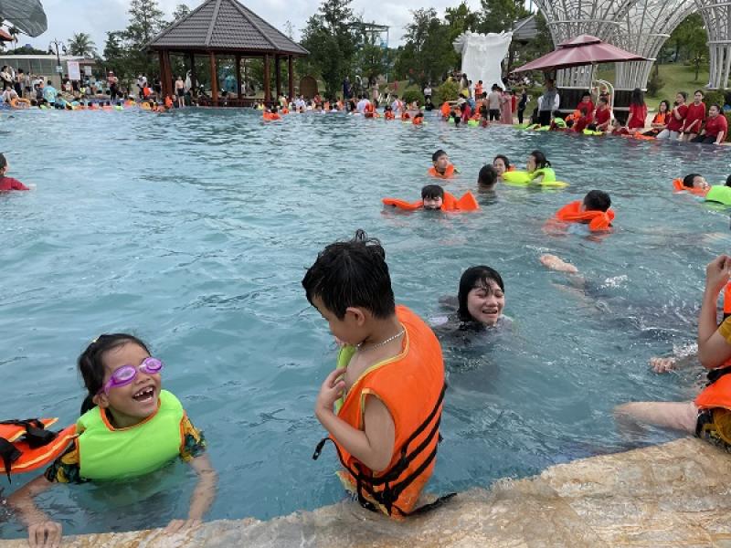 Được đắm mình trong hồ bơi xanh trong, những nụ cười hồn hiên luôn trên các môi của các bé