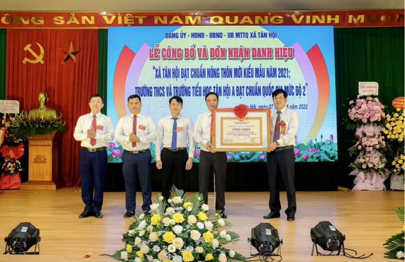 Đồng chí Lê Văn Thìn- Phó Bí thư Thường trực Huyện ủy, Chủ tịch HĐND huyện trao Danh hiệu “ Xã Tân Hội đạt chuẩn nông thôn mới nâng cao kiểu mẫu” năm 2021.