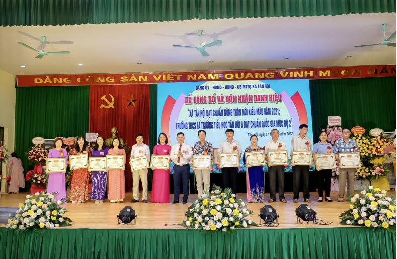 Đồng chí Đỗ Văn Mười - Chủ tịch UBND xã Tân Hội trao khen thưởng.