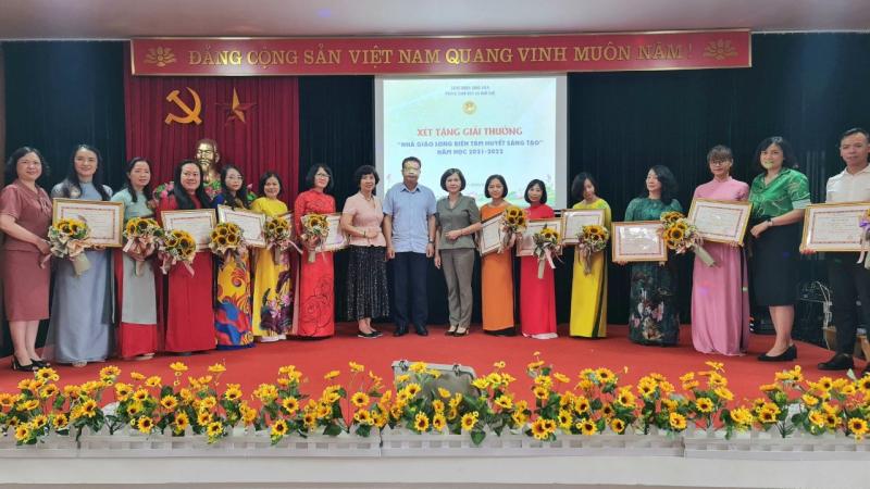 Các đại biểu, Ban tổ chức chụp ảnh lưu niệm cùng các Nhà giáo Long Biên tâm huyết, sáng tạo năm học 2021-2022