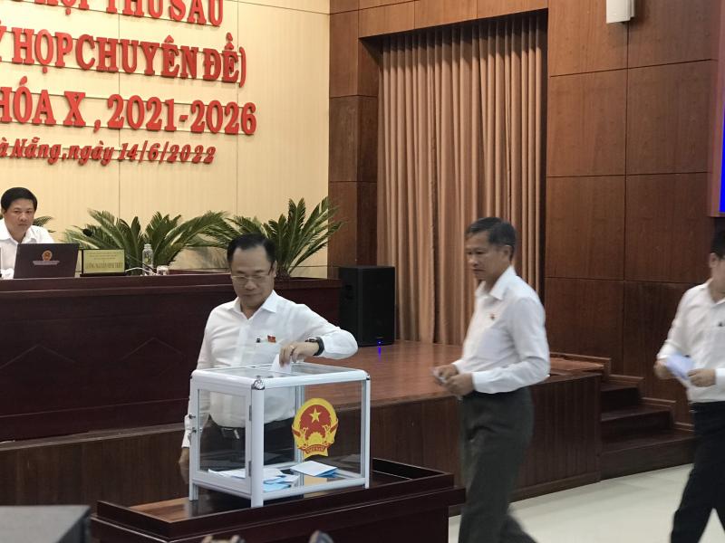 Ảnh 2. Các đại biểu có mặt tại kỳ họp bỏ phiếu kín miễn nhiệm chức vụ Phó Chủ tịch HĐND thành phố đối với ông Lê Minh Trung.