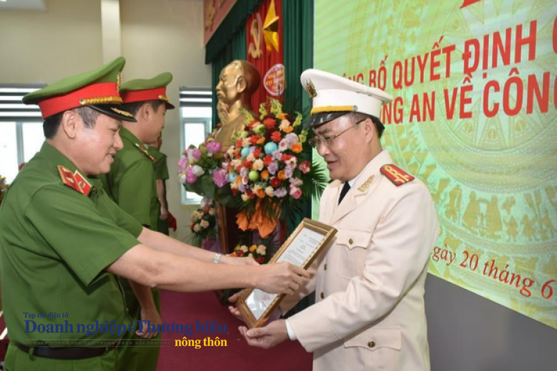Thiếu tướng Nguyễn Văn Viện trao quyết định bổ nhiệm Cục phó Cục Cảnh sát điều tra tội phạm về ma tuý cho Đại tá Nguyễn Đức Tuấn.