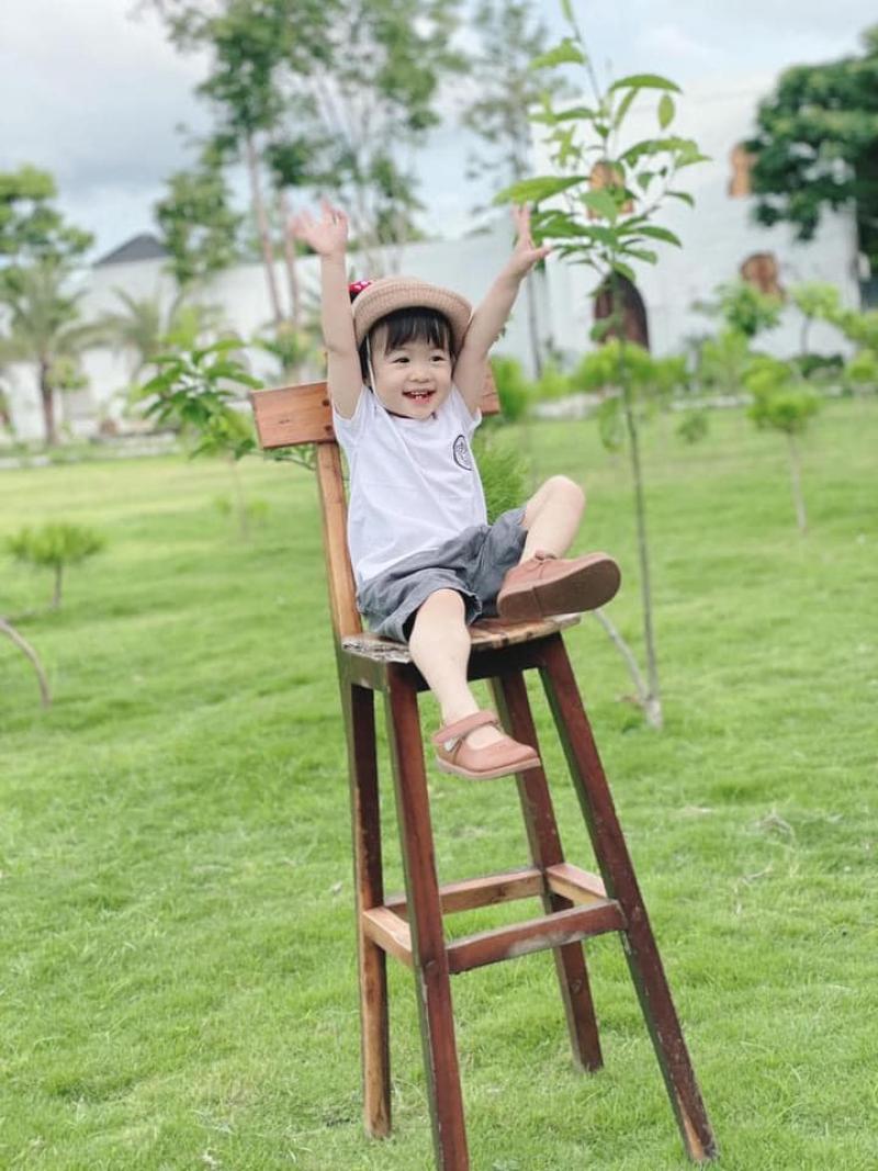 Bé vui đùa thỏa thích, bố mẹ hạnh phúc.