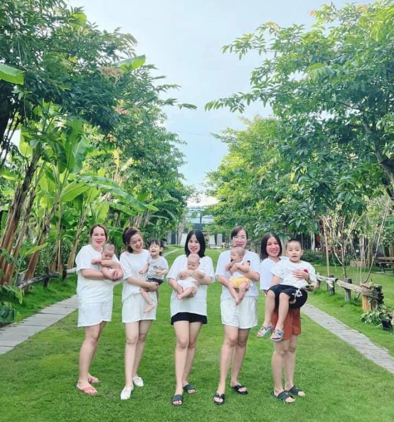 Mẹ và con chìm đắm trong không gian đầy sắc xanh.