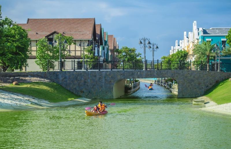 Hoạt động chèo Kayak dọc kênh lagoon thuộc phân kỳ The Tropicana là một hoạt động ưa thích của du khách ghé thăm NovaWorld Ho Tram