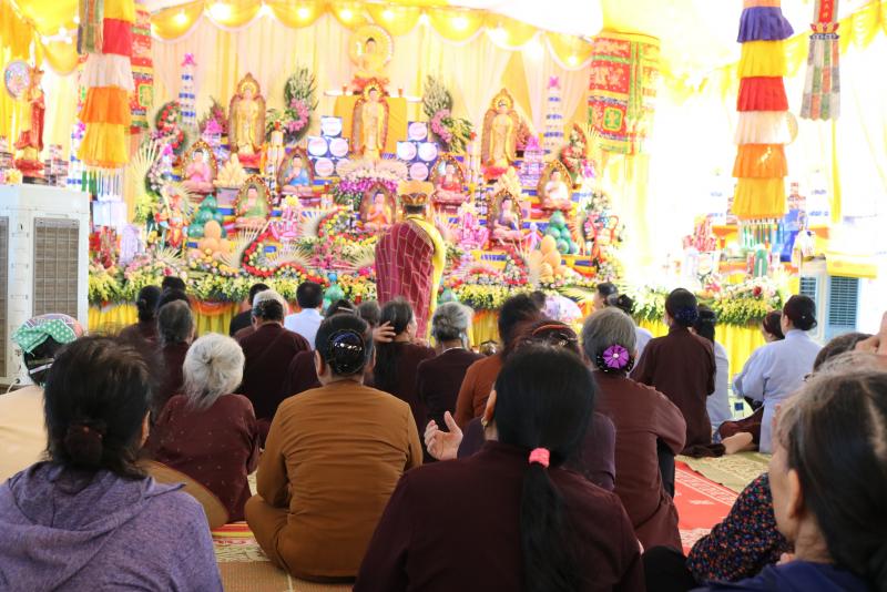 Thân nhân liệt sĩ cùng các tín đồ phật tử trong buổi lễ cầu siêu ngày 26/7 tại NTLS huyện Đông Hưng (Thái Bình)