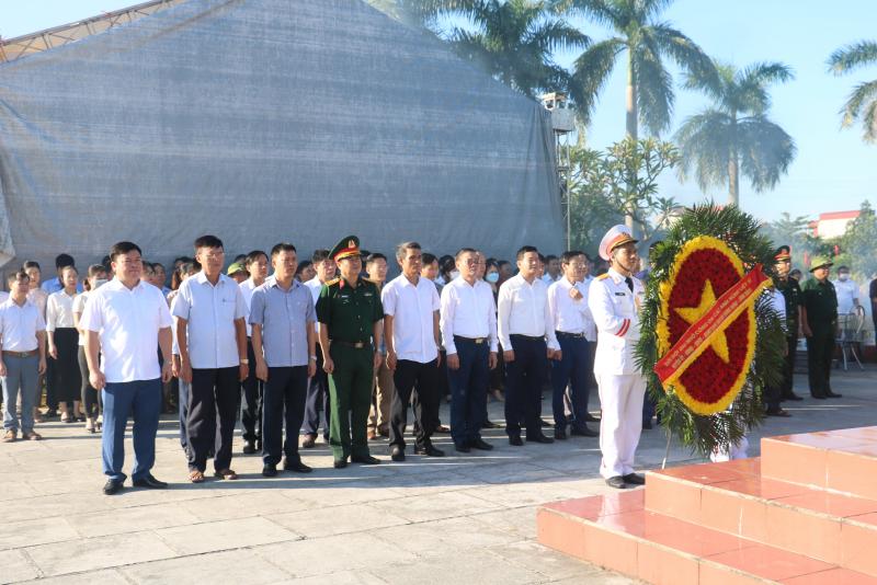 Đoàn đại biểu Huyện ủy, HĐND, UBND, Ủy ban MTTQ huyện Đông Hưng (Thái Bình) thắp hương tưởng nhớ các anh hùng liệt sĩ tại Nghĩa trang Liệt sĩ huyện.