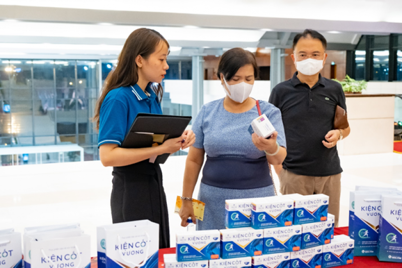 Khách hàng tham gia chuỗi sự kiện VIKO30 tham quan gian hàng Kiện Cốt Vương, tìm hiểu thông tin về sản phẩm