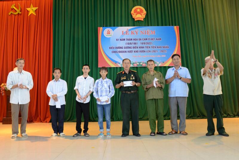 Các nạn nhân nhiễm chất độc da cam được tặng quà nhân kỷ niệm 61 năm thảm họa da cam ở Việt Nam