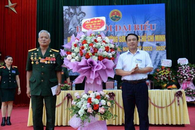 3. Lành đạo thay mặt cho HU, HĐND, UBND, MTTQ huyện Việt Yên, tỉnh Bắc Giang dự và tặng hoa chúc mừng Đại hội. (1)