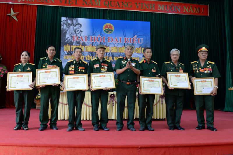 6. Đại diện các tập thể, cá nhân lên nhận khen thưởng