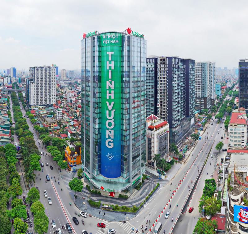 Ảnh tòa nhà VPBank với biển quảng cáo lớn