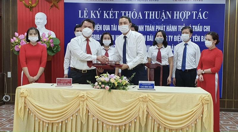 Lễ ký thỏa thuận hợp tác thu tiền điện qua tài khoản thanh toán phát hành thẻ có thấu chi giữa Công ty Điện lực Yên Bái và Agribank. (Ảnh: Ngọc Lương).