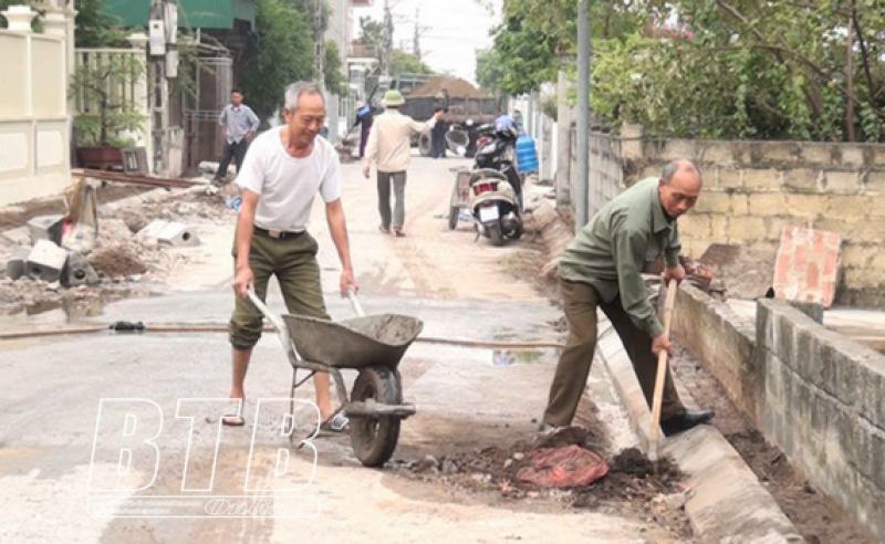 Cán bộ, hội viên cựu chiến binh xã Đông Lâm (Tiền Hải, Thái Bình) tham gia xây dựng nông thôn mới). (Nguồn ảnh: Báo Thái Bình)