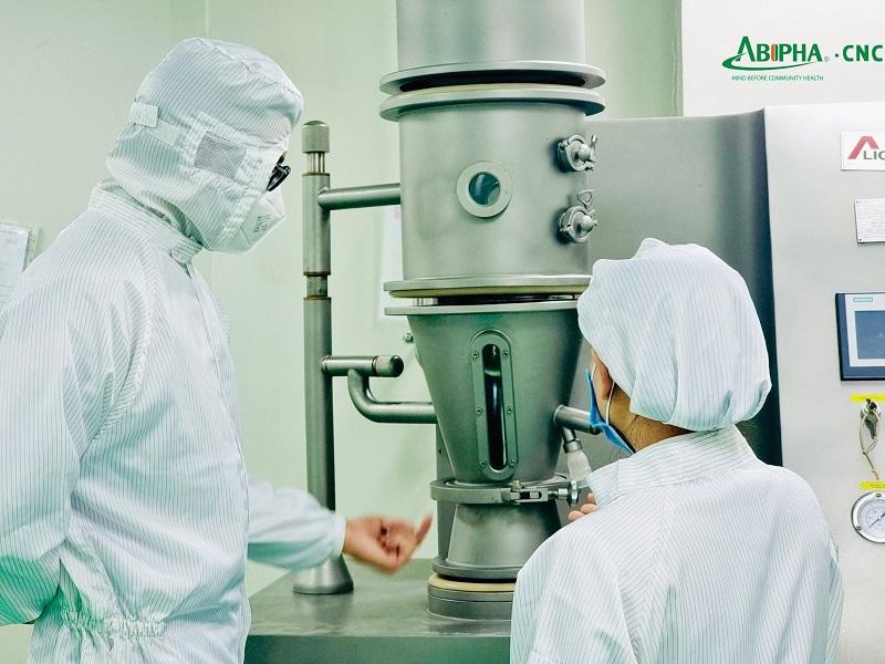 Đại diện B Natural tham quan công nghệ, thiết bị sản xuất dược phẩm tại nhà máy CNC Abipha