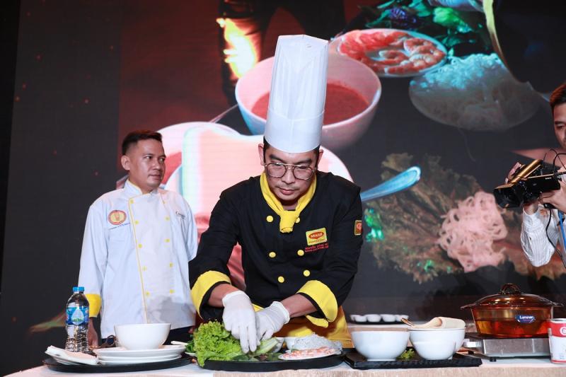 Chef Nguyễn Đăng Huy lựa chọn các món ăn Việt Nam trong phần trình diễn ẩm thực cùng Chef Samson Lin.