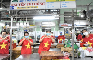 Chùm ảnh dễ thương trong tâm dịch Covid-19: 1.500 tiểu thương đồng loạt mặc áo “Đà Nẵng ơi, cố lên!