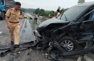 Hà Tĩnh: Xe Camry tông vào dải phân cách, nát đầu xe