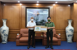 Hiệp hội VARISME trao tặng khẩu trang tới các chiến sỹ Công an và UBND phường trên địa bàn quận Long Biên 