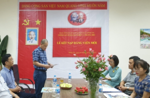 Chi bộ Tạp chí Doanh nghiệp và Thương hiệu tổ chức kết nạp Đảng cho hai quần chúng ưu tú