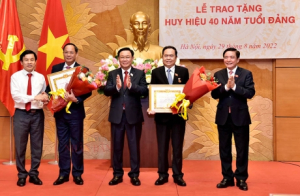 Đảng bộ cơ quan Văn phòng Quốc hội: Trao tặng Huy hiệu 40 năm tuổi Đảng đợt 2/9