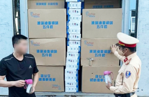 Phát hiện xe tải chở hàng không có nguồn gốc xuất xứ tại khu vực cửa ga Văn Điển