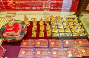 Người dân tấp nập xếp hàng nhận phiếu mua vàng ngày vía Thần Tài 